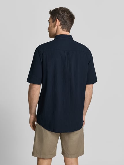 Männermodel trägt dunkelblaues Comfort Fit Freizeithemd aus Lyocell-Baumwoll-Mix von Tom Tailor, Struktur, Rückansicht Ganzkörperansicht.
