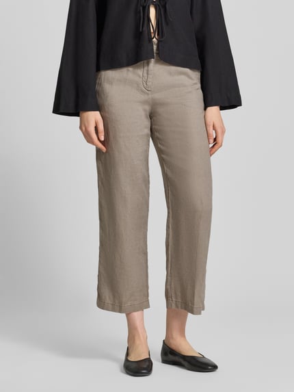Frauenmodel trägt Leinenhose in verkürzter Passform von Christian Berg Woman in Beige mit Eingrifftaschen, Paspeltaschen am Gesäß, Reines Leinen, Bundweite 40 cm, Innenbeinlänge 65 cm, Ganzkörperansicht von vorne