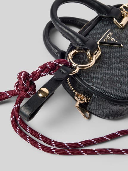 Produktfoto, Schlüsselanhänger mit Label-Details Modell 'CAMDEN' von GUESS, kurze Tragehenkel, Reißverschluss, dunkle Farben, strukturierte Oberfläche