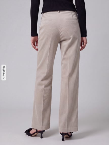 Frauenmodel trägt Regular Fit Cordhose mit angedeuteten Taschen Modell 'AMELIE' von CAMBIO in Beige, Damen Cordhose, Ganzkörperansicht Rückansicht, KI-modifiziertes Bild.