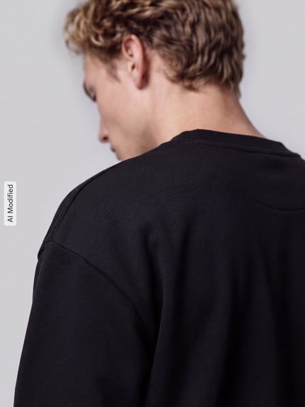 Männermodel trägt Relaxed Fit Sweatshirt aus zuiver katoen Model 'Niviocrew' van HUGO in effen kleur, sweatmateriaal, detailopname, KI-modificeerd beeld.