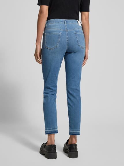 Frauenmodel trägt Slim Fit Jeans im 5-Pocket-Design von Marc Cain aus Baumwoll-Mix mit Stretch, hellblaue Farbe, Ganzkörperansicht Rückansicht.