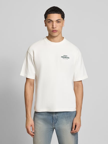 Männermodel trägt Regular Fit T-Shirt aus Reiner Baumwolle Modell 'IN A RUSH' von PROHIBITED, Label-Stitching, Stehkragen, Herren T-Shirt, Ganzkörperansicht von vorne.