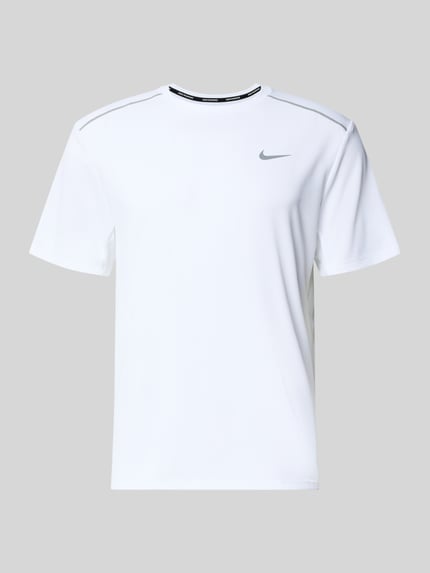 Produktfoto, T-Shirt mit Rundhalsausschnitt und Logo von NIKE TRAINING aus weißem Material mit Kontraststreifen, Regular-Fit, Rückenlänge 74 cm bei Größe M