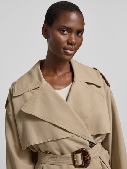 Frauenmodel trägt Boxy Fit Trenchcoat-Jacke aus Baumwoll-Leinen-Mix Modell 'ACLUNDA-1-W' von HUGO, Optik: Unifarben, Nahaufnahme Oberkörper.