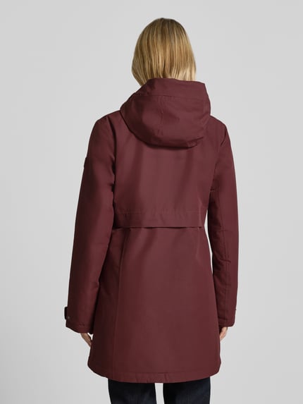 Frauenmodel trägt Regular Fit Parka mit Kapuze von Didriksons in Dunkelrot, glatte Oberfläche, Detailinformationen zu Passform, Rückenansicht.