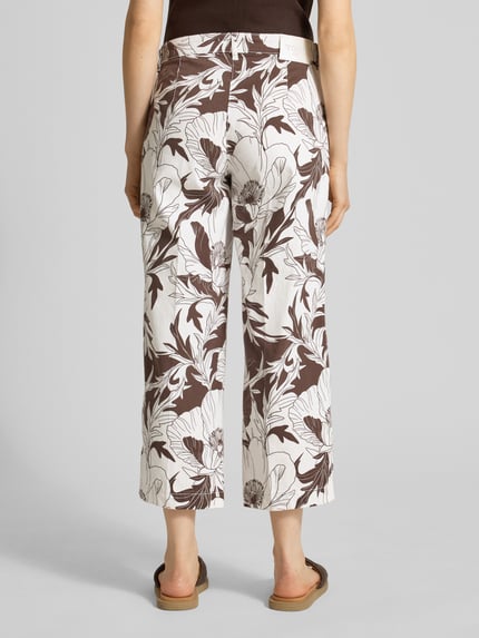 Vrouwenmodel draagt Culotte in 7/8-lengte model 'Liv' van TONI, katoenmix met stretch, allover print, binnenbeenlengte 66 cm, rugaanzicht.