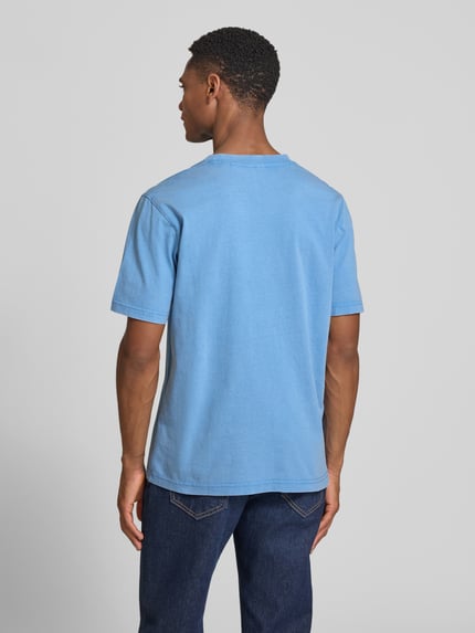 Männermodel trägt T-Shirt mit Label-Print Modell 'FELIX' von Jack & Jones Premium in Blau, reine Baumwolle, Regular Fit, Ganzkörperansicht Rückansicht.