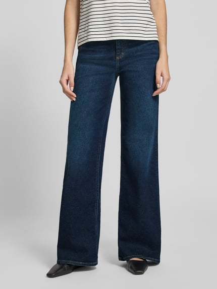 Frauenmodel trägt Wide Fit Jeans aus elastischem Baumwoll-Mix Modell 'JANNA' von Closed in Dunkelblau mit 5-Pocket-Design, Nahaufnahme Oberkörper