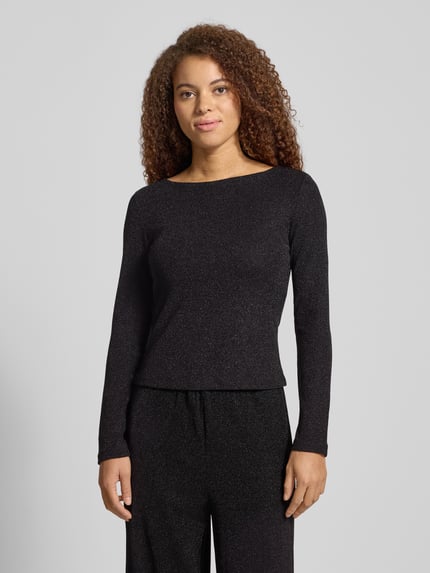 Vrouwenmodel draagt Regular Fit Shirt met lange mouwen met structuurpatroon model 'JINA' van Pieces, look: effen, zwarte kleur, boothals, effectgaren, Ganzkörperansicht van voren.
