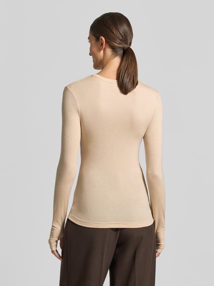 Männermodel trägt Slim Fit Longsleeve aus elastischem Woll-Mix von Stefanel, meliert, Rundhalsausschnitt, krój slim fit, beżowy i brązowy, Ganzkörperansicht Rückansicht, długość tyłu w rozmiarze S: 60 cm.