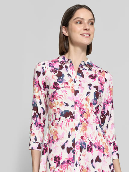 Vrouwenmodel draagt Hemdblusenkleid uit 100% viscose met knoopsluiting, taillering, maxi fit, 3/4-mouw, model 'SAVANNA' van YAS, detailopname bovenlichaam.