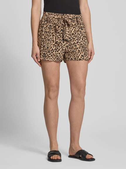 Vrouwenmodel draagt Loose Fit bermudashorts uit zuivere viscose model 'NOVA' van Only, all-over motief, elastische boord, materiaal: zuiver viscose, all-over motief, loose fit, ganzekörperaanzicht van voren