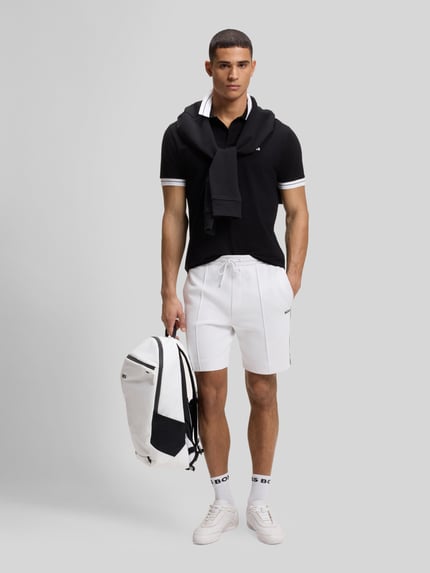 Männermodel trägt Regular Fit Sweatshorts aus Baumwoll-Mix Modell 'JT_JOIN HEADLO' von BOSS Green, Optik: Unifarben, Ganzkörperansicht von vorne.
