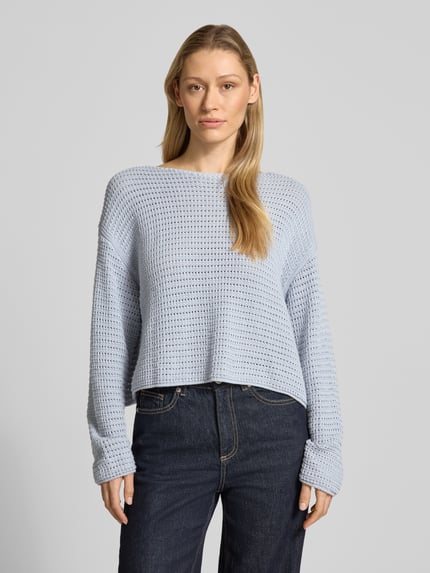 Kobiece modelka nosi Pullover mit überschnittenen Schultern Modell 'IMENIA' od Drykorn, jasnoniebieski, bawełna, luźny krój, ażurowy wzór, okrągły dekolt, przód na wysokości talii, widok całej sylwetki z przodu.