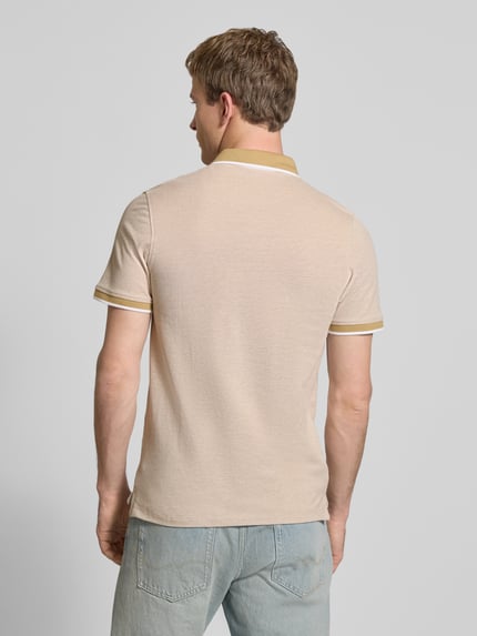 Mężczyzna nosi Koszulkę polo z dodatkiem wiskozy Model 'Paulos' od JACK & JONES, mieszanka bawełny i wiskozy, krój slim fit, kołnierzyk polo, z krótkim rękawem, wyhaftowane logo, długość tyłu w rozmiarze M: 72 cm, widok całej sylwetki z tyłu.