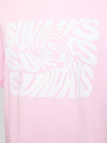 Frauenmodel trägt Pyjama-Oberteil mit Motiv-Print von Mey in Rosa mit weißem Print, Baumwoll-Elasthan-Mix, lockerer Schnitt, Nahaufnahme Oberkörper.