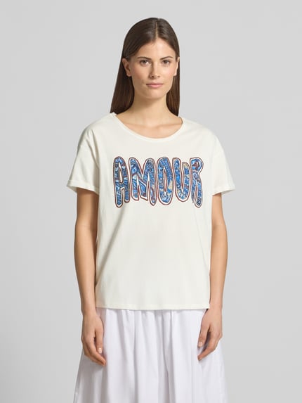 Frauenmodel trägt T-Shirt mit Strasssteinbesatz von Oui, reine Baumwolle, gerader Schnitt, U-Ausschnitt, Vorderansicht, Nahaufnahme Oberkörper.
