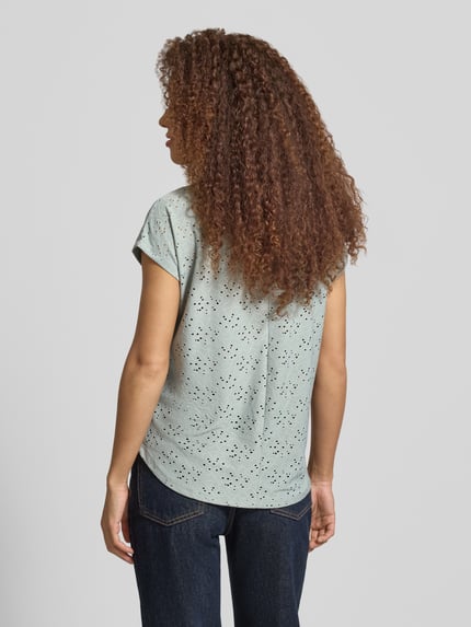 Frauenmodel trägt Relaxed Fit T-Shirt mit Ausbrenner-Effekt Modell 'SMILLA' von Only, hellblau, Damen T-Shirt, Kurzarm, Rundhals, Ganzkörperansicht Rückansicht.