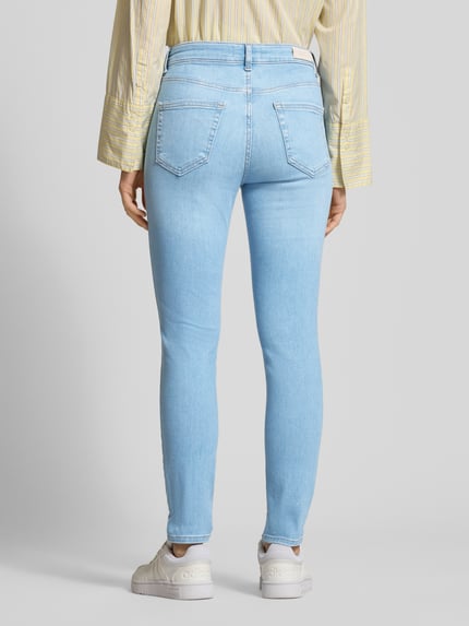 Vrouwenmodel draagt Skinny Fit Jeans uit katoenmix Model 'BLUSH' van ONLY, denimlook, labelpatch, 5-pocketmodel, lichtblauw, katoentextuur, volledige lichaamsweergave achteraan.