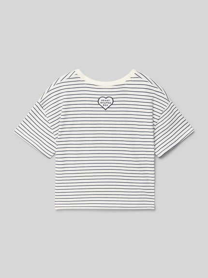 Produktfoto, T-Shirt mit Label-Print von Mango, reine Baumwolle, Regular Fit, weiße Grundfarbe mit schwarzen Streifen, Rückenlänge 41 cm.