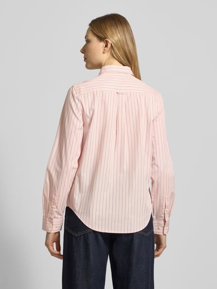 Frauenmodel trägt Regular Fit Bluse mit Label-Stitching Modell 'ONEBUY' von Gant, rosa mit blauen Streifen, reine Baumwolle, Ganzkörperansicht Rückansicht.