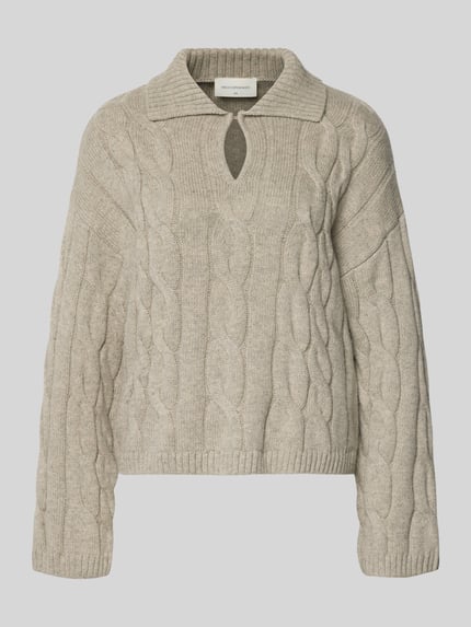 Produktfoto, gebreide pullover met kabelpatroon, model 'Pavana Peony' van MSCH Copenhagen, materiaalmix met katoen, relaxed fit, platte kraag, druppelvormige hals, beige kleur, zachte textuur