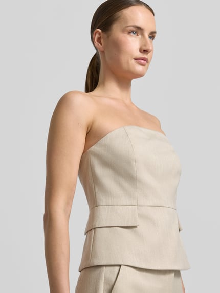 Frauenmodel trägt Bandeau-Top mit Pattentaschen von comma, beigefarbener Viskose-Mix, Slim Fit, Off-Shoulder-Look, Nahaufnahme Oberkörper.