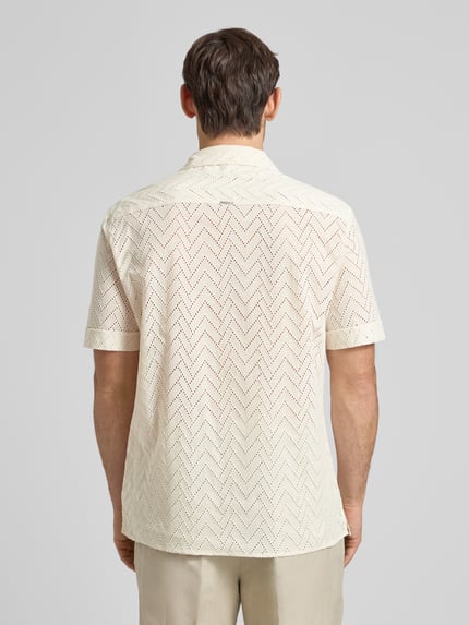 Männermodel trägt relaxed fit heren vrijetijdsoverhemd van puur katoen met gaatjesmotief model 'Honolulu' van Antony Morato, met korte mouwen, reverskraag en doorlopende knoopsluiting, ruglengte maat 50: 76 cm, schouderbreedte: 50 cm, mouwlengte: 27 cm, ganzkörperansicht rückansicht.