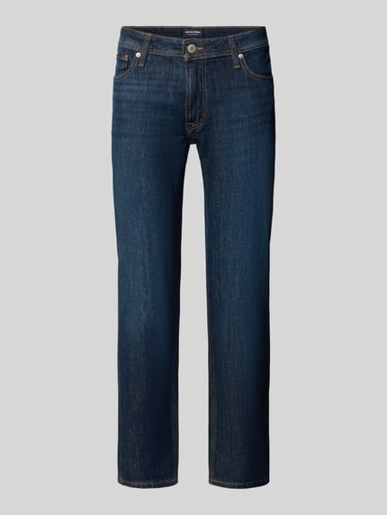 Produktfoto, Wide Fit Jeans aus Baumwoll-Mix Modell 'Clark' von JACK & JONES in Dunkelblau mit Gürtelschlaufen, 5-Pocket-Design, strukturierte Denim-Oberfläche, Elastik-Anteil, Knopf- und Reißverschluss, Bundweite 42 cm und Innenbeinlänge 76 cm in Größe 32/32.