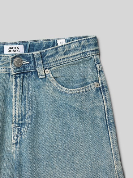 Produktfoto, jasnoniebieskie Jeansy z bawełny, efekt znoszenia, model 'ALEX' od JACK & JONES, krój relaxed fit, detale z przodu, szerokość w rozmiarze 140: 34 cm, długość wewnętrzna nogawki 58 cm