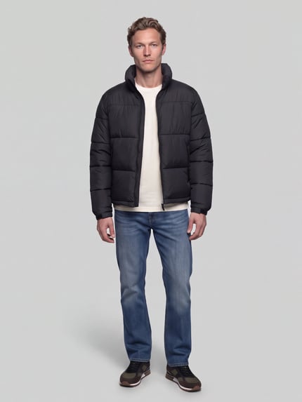 Männermodel trägt Steppjacke mit hohem Stehkragen Modell 'ONSMAVERICK' von ONLY in Schwarz mit Struktur, Reißverschlusstaschen, Ganzkörperansicht von vorne.