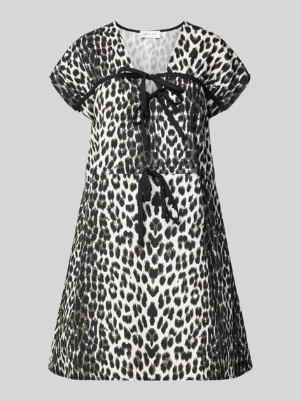 Produktfoto, zwart-wit Minikleid met V-hals model 'Liv' van OH APRIL, getailleerd, strikdetails, katoen, luipaardprint, vooraanzicht.