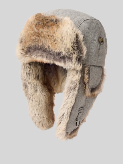 Produktfoto, Mütze mit Ohrenklappen Modell 'KAMIKAZE' von BARTS, unifarbene Optik, Kunstfell-Textur, Label-Detail, Schnalle, seitliche Nähte, verstellbare Schnalle, neutrale Grautöne und braune Faux-Fur-Applikationen
