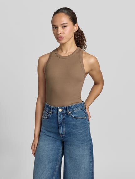 Frauenmodel trägt Slim Fit Tank Top aus Baumwoll-Mix Modell 'FRAGOLA' von MAX&Co. in Braun, kombiniert zu blauen Jeans, Nahaufnahme Oberkörper. Damen Tanktop von MAX&Co.