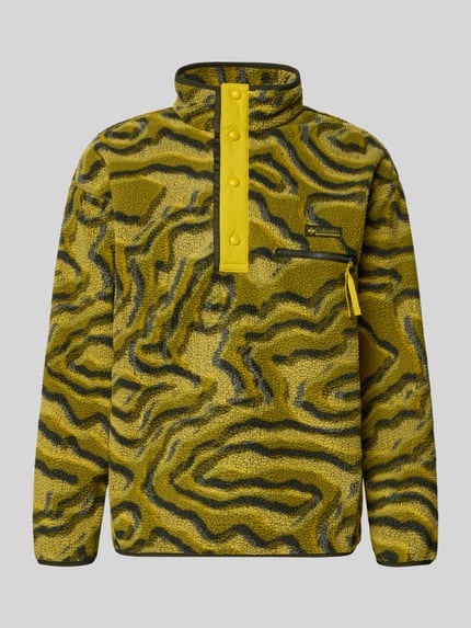 Produktfoto, Regular Fit Pullover mit Logo-Patch von Columbia in gelber Fließ-Optik mit abstraktem Muster, Brusttasche mit Reißverschluss, Stehkragen mit Druckknopfleiste, elastische Abschlüsse, Herren, Rückenlänge 72 cm, Ärmellänge 49 cm