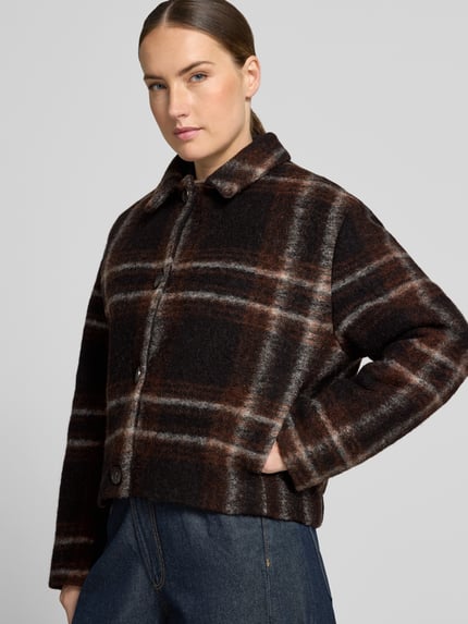 Vrouwenmodel draagt Jacke aus Schurwolle-Mix mit Knopfleiste van Lanius in bruin geruit patroon, recht model, Kentkraag, knoopsluiting, mix van scheerwol en katoen, Ruglengte maat 36 54 cm, Schouderbreedte 48 cm, Borstwijdte 53 cm, Mouwlengte 58 cm, halfhoge frontale close-up.