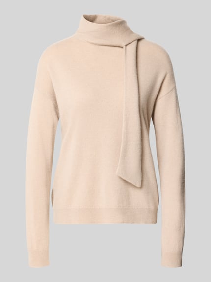 Produktfoto, Kaschmirpullover mit Schal-Detail von Christian Berg Woman in Beige, gerader Schnitt, Stehkragen, überschnittene Schultern, reine Kaschmir-Textur, gerippte Abschlüsse, weiche Oberfläche