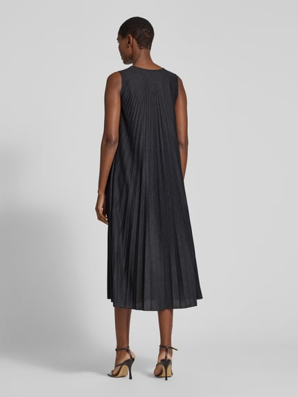 Frauenmodel trägt A-Linien Freizeitkleid in Plissee-Optik von Weekend Max Mara in Dunkelgrau mit feinen Falten, Ganzkörperansicht Rückansicht. Damen Freizeitkleid von Max Mara.