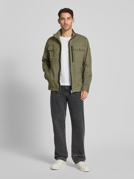 Männermodel trägt Regular Fit Jacke aus reiner Baumwolle von Tom Tailor in Two-Tone-Optik mit Reißverschluss, Eingrifftaschen und Innentasche, Ganzkörperansicht von vorne.