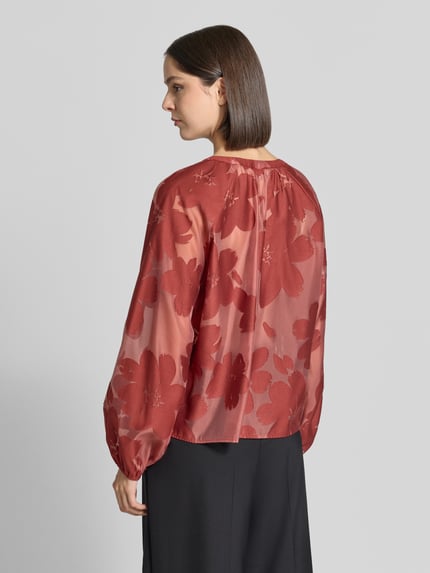 Frauenmodel trägt Regular Fit Bluse mit Rundhalsausschnitt von Christian Berg Woman Selection, rötlicher Allover-Print, leichte Textur, Baumwoll-Mix, Rückenansicht, Ganzkörperansicht Rückansicht.