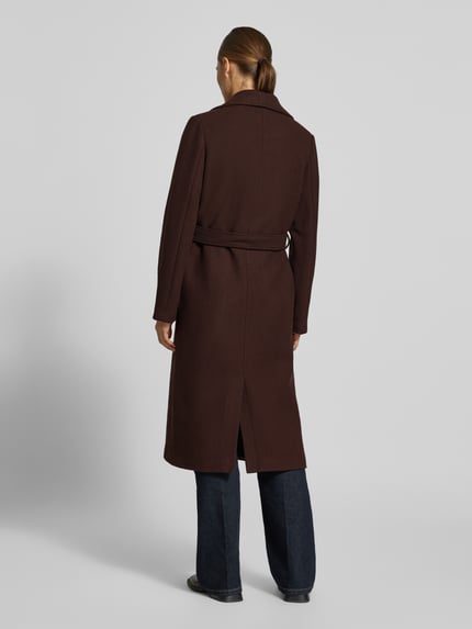 Männermodel trägt Wollmantel mit Taillengürtel SLWZIA-ROSA von Selected, uni, lang, Gehschlitz, Gürtel, Kragen, Ganzkörperansicht Rückansicht