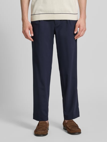 Männermodel trägt Loose Fit Hose mit Gesäßtaschen von bugatti in Dunkelblau, Baumwoll-Woll-Mix, elastischer Bund, Ganzkörperansicht von vorne.