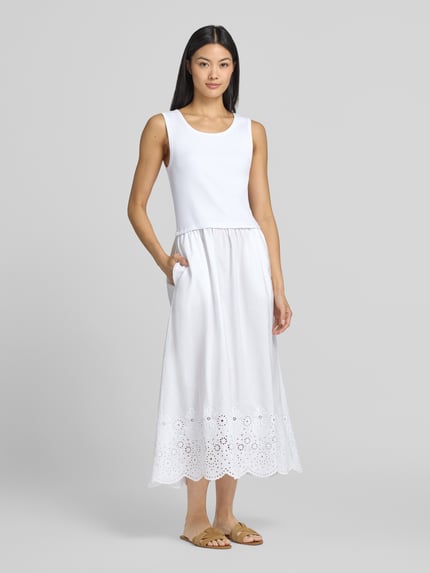 Frauenmodel trägt Midikleid mit Lochstickerei von Smith and Soul aus reiner Baumwolle in A-Linie, 2-in-1-Look, Ganzkörperansicht von vorne.