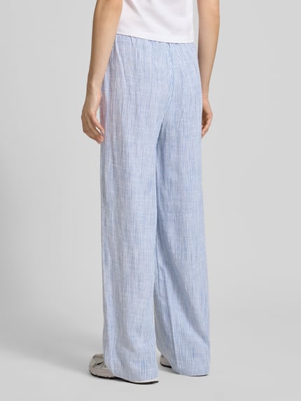 Frauenmodel trägt Loose Fit Weite Hose aus Viskose-Leinen-Mix Modell 'SIESTA' von Only in Two-Tone-Optik mit Flammgarn, Ganzkörperansicht Rückansicht.