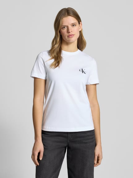 Frauenmodel trägt T-Shirt Set mit Logo und Rundhalsausschnitt von Calvin Klein Jeans, weiße Baumwolle, Regular Fit, Nahaufnahme Oberkörper
