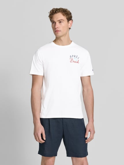 Männermodel trägt Herren T-Shirt mit Label-Prints Modell 'PORTLAND' von MC2 Saint Barth aus reiner Baumwolle, Regular-Fit, Rundhalsausschnitt, Vorder- und Rückseite bedruckt, Label-Stitching am Ärmel, Rückenlänge bei Größe M 67 cm, Ganzkörperansicht von vorne.