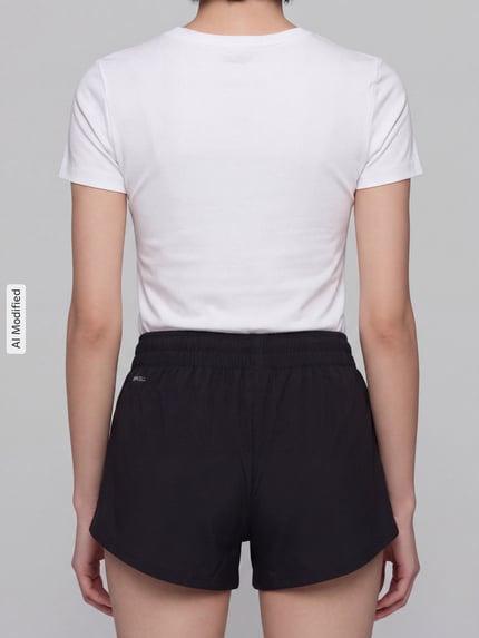 Frauenmodel trägt schwarze Regular Fit Sportshorts mit Logo-Print von PUMA, kombiniert mit weißem T-Shirt, Ganzkörperansicht Rückansicht, Damen Sportshorts von PUMA Performance, KI-modifiziertes Bild.