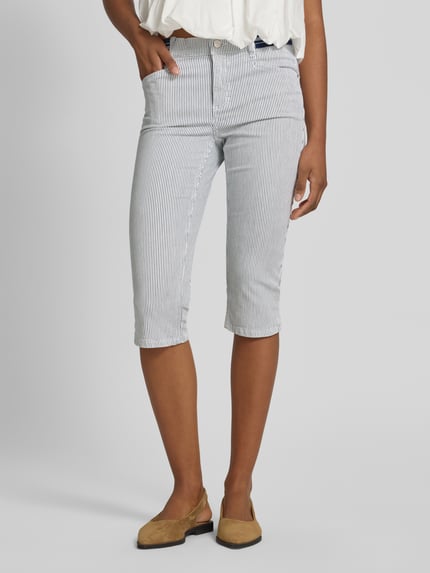 Vrouwenmodel draagt Caprihose im Allover-Look Modell 'Anna' van Angels, katoenmix met stretch, slim fit, elastische band, all-over look, dames, binnenbeenlengte 46 cm, bandwijdte maat 36, detailopname benen van voren.