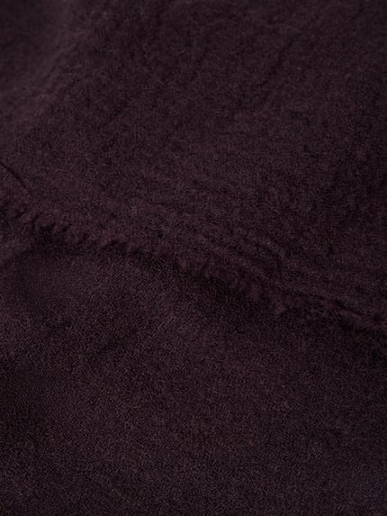 Produktfoto, Schal mit Strukturmuster und Fransen von COMMA, Material-Mix mit Woll-Anteil in dunklem Violett, strukturierte Textur.